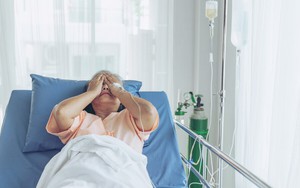 Chi hơn 260 triệu đồng nộp phí bảo hiểm tự động suốt 10 năm, khi nhập viện vì ung thư, người phụ nữ bị từ chối bồi thường: "Chi phí tăng hàng năm, khấu trừ phí bị từ chối"