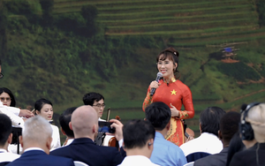 CLIP: Tỉ phú Nguyễn Thị Phương Thảo gây "sốt" khi hát ca khúc "Tiếng hát giữa rừng Pác Bó"