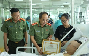 Giám đốc Công an Hà Nội trao bằng khen tặng cảnh sát cơ động bị quái xế tông