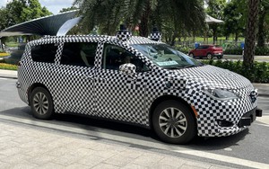 Dân mạng thắc mắc mãi về chiếc xe cửa lùa lạ, dán ngụy trang, quanh xe lắp đầy cảm biến: Của hãng nào?