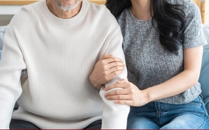 Chồng già đột quỵ trong ngày cưới, vợ kiểm soát rồi chiếm đoạt 4 tỷ đồng