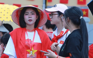 VIDEO: Người dân đội nắng, trải bạt, "cắm chốt" chờ xem tổng hợp luyện diễu binh