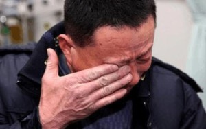 Cha nghèo cắn răng mở tiệc mừng con gái đỗ ĐH, dân làng đến tay không, ai ngờ cuối buổi nhận cú sốc nghẹn lời