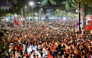 Cảnh tượng chưa từng có ở 10 vị trí đẹp bậc nhất, chật kín người xem diễu binh, diễu hành