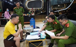 Quán karaoke của vợ chồng Hoàng Trung Phong nuôi 38 nhân viên nữ, cứ bị phạt là lập tức đổi tên