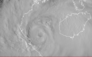 Vì sao bão số 5 Kajiki duy trì cường độ mạnh khi tiến sát đất liền miền Trung?