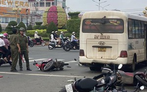 Hiện trường xe khách "lùa" hàng loạt xe máy đang dừng đèn đỏ ở Đồng Nai