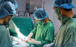 Kì tích cứu sản phụ mang thai đôi 'mỗi thai một kiểu'