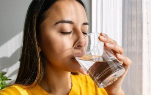 Kiểu uống nước mà tiểu đường, bệnh tim ‘rất thích’: Nếu có cần sửa ngay