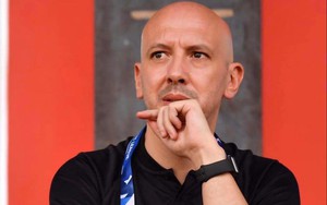 Phản ứng trọng tài rồi "trốn" vào đường hầm, trợ lý CLB CAHN nhận án phạt nặng từ VFF