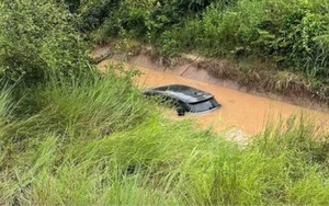 Đang lái ô tô đi tìm quán cà phê, tài xế lao xe xuống kênh, nhân viên cứu hộ chỉ ra sai lầm nguy hiểm