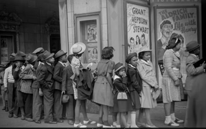 Bức ảnh năm 1941 gây "sốt": Chi tiết lạ làm dấy lên giả thuyết du hành thời gian, chuyên gia nói gì?