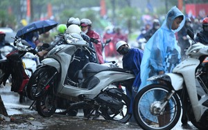 Hà Nội mưa ngập kinh hoàng: Tiệm sửa xe "hốt bạc", dân công sở chi 150.000 đồng để kịp giờ làm