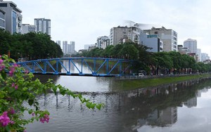 Cảnh tượng lạ trên sông Tô Lịch sau trận mưa như trút ở Hà Nội, nhiều người kinh ngạc thốt lên: "Đây là lần đầu tiên tôi thấy"