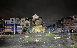 Dông lốc quét qua Ninh Bình, hất đổ loạt ô tô và nhà dân, 1 người tử vong