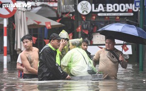 Khu biệt thự 'nhà giàu' ngập gần 1 m, dân chèo thuyền đi lại trên phố