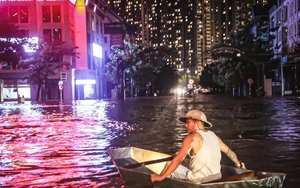 24 giờ mất điện, nước: Hàng trăm hộ dân ở 'làng' biệt thự triệu đô Hà Nội thắp đèn dầu, loay hoay 'chạy' ngập