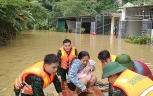 Nước sông Thanh Hoá vượt báo động 3, lực lượng chức năng cấp tập giúp dân sơ tán