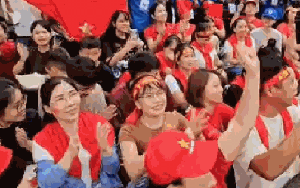 VIDEO: Người dân đội mưa chờ xem diễu binh A80, hát vang quốc ca