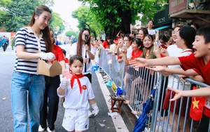 Xôn xao khắp phố: Hoa hậu Đỗ Mỹ Linh bất ngờ phát kem cho bà con đi xem A80, nhan sắc đời thường gây sốt!