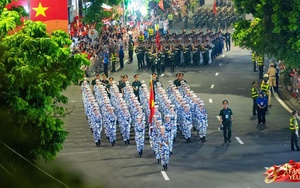 Các khối diễu binh đi qua từng tuyến đường trong tiếng hò reo của người dân: Tự hào quá Tổ quốc ơi!