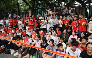 Đây là vị trí hàng chục điểm gửi xe gần khu vực diễu binh nhất, người dân phải xem ngay