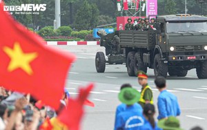 Xe pháo, tên lửa tiến vào trung tâm Hà Nội trước giờ sơ duyệt diễu binh A80