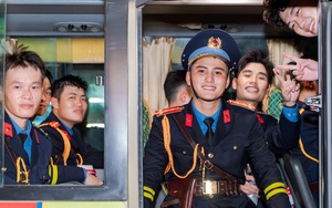 VIDEO: Khoảnh khắc đáng yêu mà bộ đội và người dân dành cho nhau tại điểm tập kết tối Sơ duyệt A80