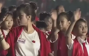 Dương Hoàng Yến đi lạc vào Khối Thiếu Nhi ở Sơ duyệt