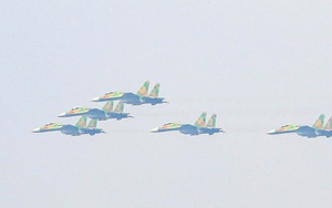 "Hổ mang chúa" Su30-MK2 bay qua Quảng trường Ba Đình rồi "khoan" thẳng lên trời