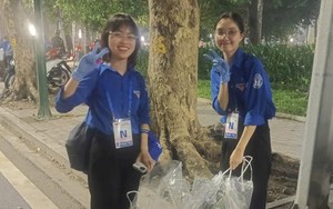 VIDEO: Những nữ sinh viên xinh xắn xuyên đêm dọn rác trong những ngày lễ A80