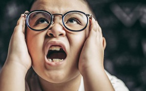 Đừng để 3 kiểu "ngoan ngoãn giả tạo" này đánh lừa, trẻ lớn lên dễ chịu thiệt lắm