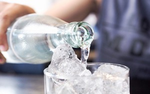 Chàng trai 25 tuổi nôn ra máu sau khi uống nước đá