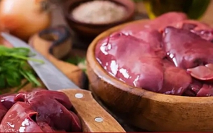 Gan lợn mua về đừng rửa ngay với nước, làm cách này sẽ khử mùi hôi, sạch độc tố