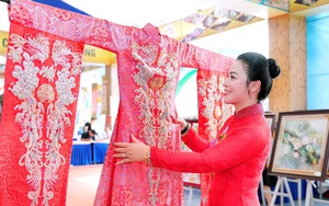 NTK Cao Thu Vân mang áo dài thêu tay đến Triển lãm 80 năm thành tựu đất nước