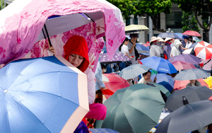 Muôn kiểu chống nắng của người dân khi xếp hàng nhận chỗ hàng chục tiếng trước giờ tổng duyệt A80