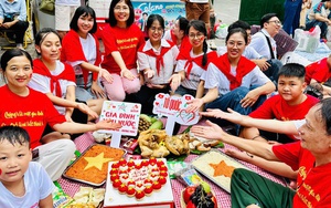 Đại gia đình 20 người với mâm cỗ đủ xôi, gà trên vỉa hè chờ tổng duyệt diễu binh A80