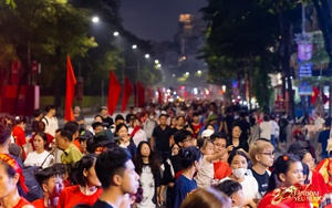 Chưa từng có: Phố phường Hà Nội hóa sân khấu, biển người hát vang xuyên đêm chờ tổng duyệt A80