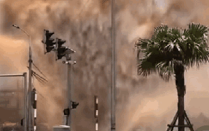 VIDEO: Cột nước bất ngờ "phun trào như núi lửa" từ đường ống nước