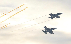 Mãn nhãn 'hổ mang chúa' Su-30MK2 thả bẫy nhiệt trên bầu trời Hà Nội