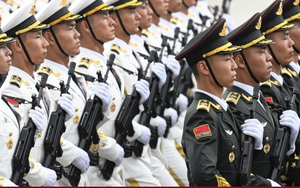 Cận cảnh 4 khối quân đội quốc tế nghiêm trang diễu binh qua Quảng trường Ba Đình