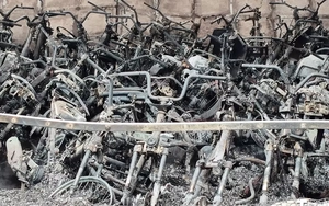 Cận cảnh hàng trăm xe máy bị thiêu rụi trong bãi xe dưới cầu Vĩnh Tuy