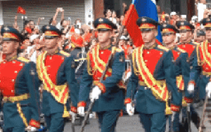 VIDEO: Khối quân đội nước ngoài diễu binh trong tiếng reo hò của người dân Hà Nội