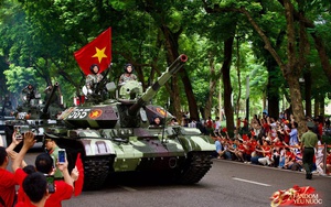 Khoảnh khắc tự hào: Đoàn diễu binh diễu hành A80 tiến bước theo từng tiếng hò reo của hàng vạn trái tim yêu nước