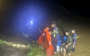 Giải cứu sáu người dân mắc kẹt trong lũ gần hai ngày