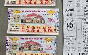 Người mẹ được các con "hộ tống" đi đổi vé số trúng giải độc đắc