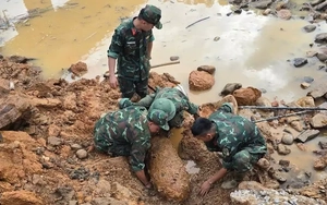 Phát hiện quả bom nặng 350 kg còn nguyên ngòi nổ khi dọn dẹp đất đá sau mưa lũ