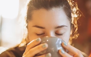 Vì sao trời nóng uống nước ấm có thể giúp hạ nhiệt?