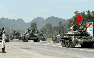 VIDEO: Chiêm ngưỡng xe tăng, tên lửa hợp luyện trong nắng gắt