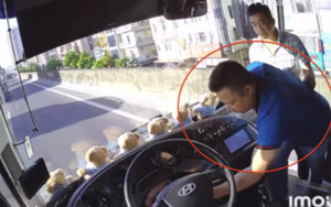 Tài xế giật chìa khoá ô tô khách, mặc hành khách phơi nắng có thể bị khởi tố?